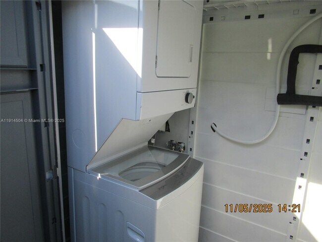 Building Photo - 800 NE 6th St