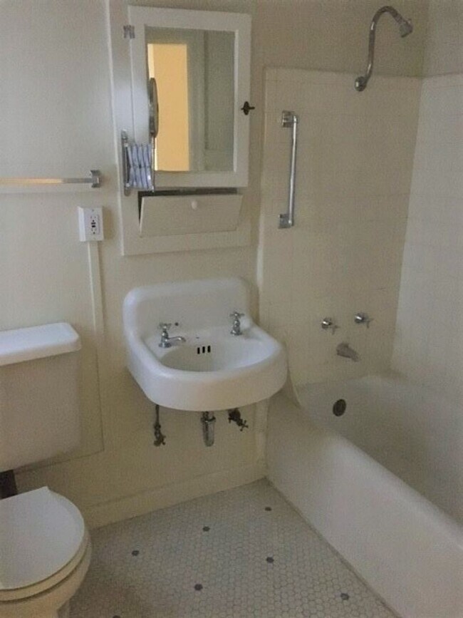 Building Photo - Spacious Once Bedroom, Newly Remodeled, New Paint, New Kitchen Counter,