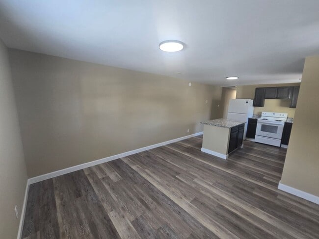 Building Photo - DUPLEX - Remodeled 2 BR in Petersburg