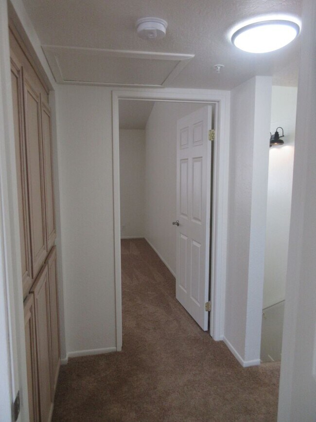 Building Photo - Wonderful townhouse on Glenoaks!