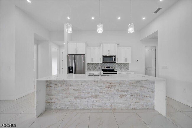 Building Photo - 24 Chiquita Blvd S