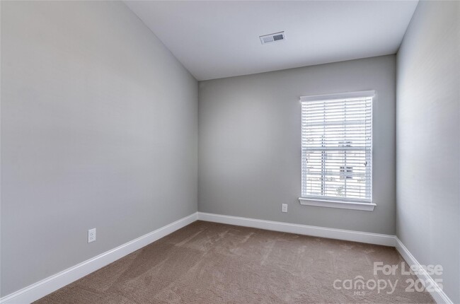 Building Photo - 333 Halton Crossing Dr SW
