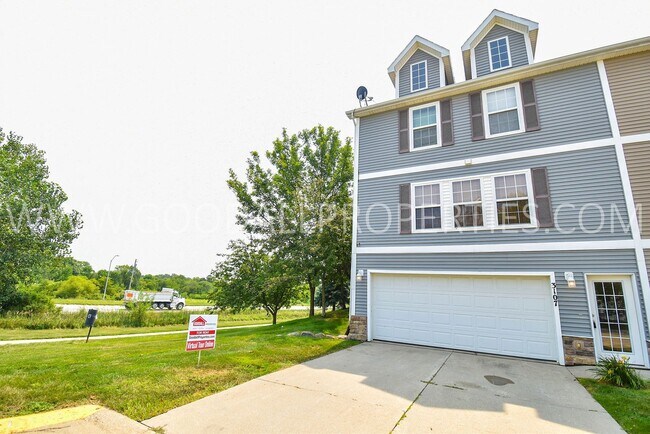 Building Photo - 2 Bedroom 2 Bath 2 car attached garage