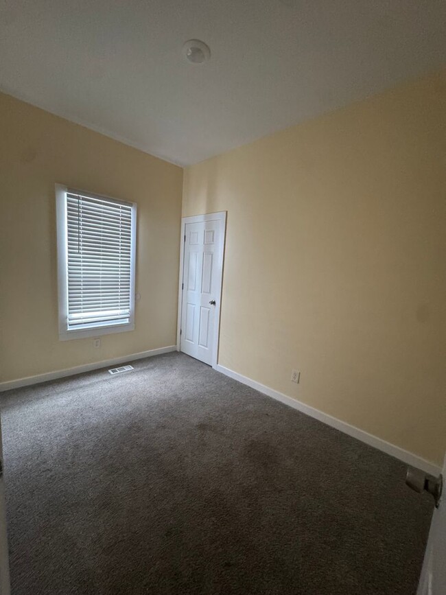 Building Photo - 4 bedroom newly renovated home, Near Downt...