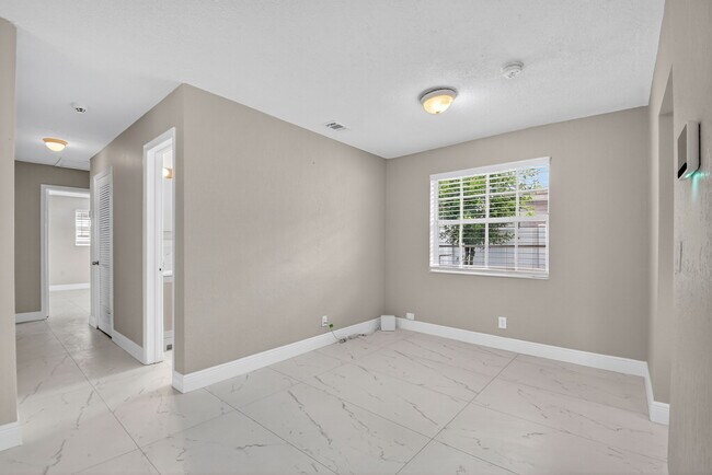 Building Photo - 601 SW 5th Ave