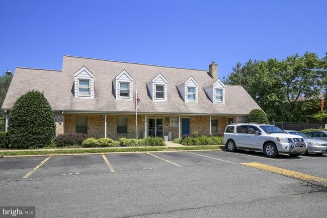 Building Photo - 5909 Quantrell Ave