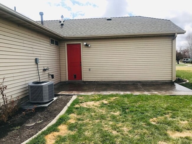 Building Photo - Beautiful patio home