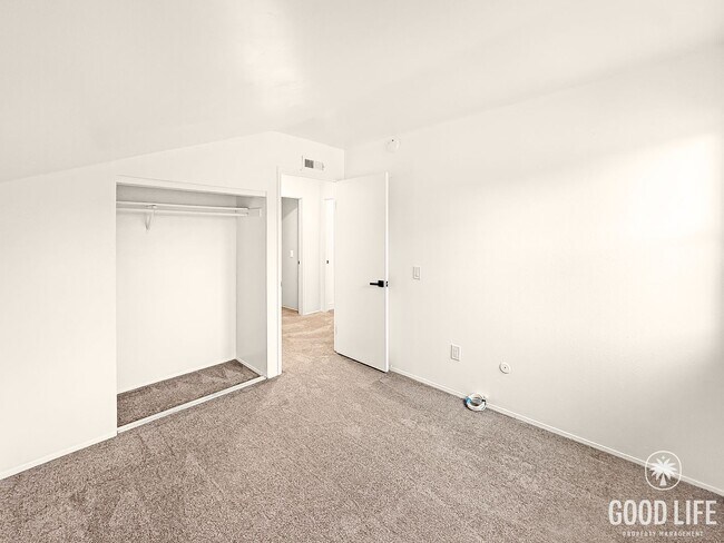 Building Photo - Updated 4B 2BA Home in Paradise Hills w/ S...