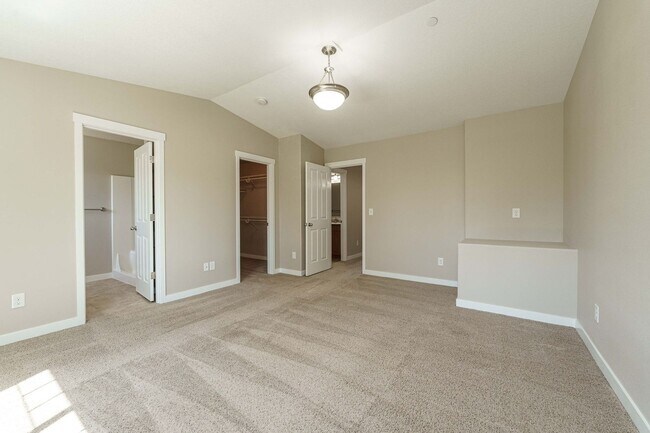 Building Photo - ASK ABOUT AUGUST MOVE IN SPECIAL 3 Bedroom...