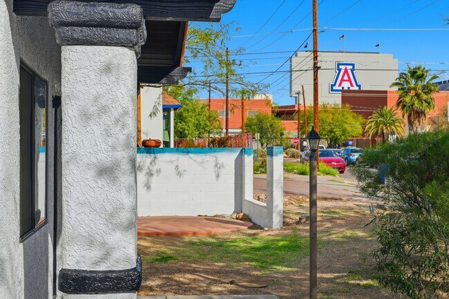 Building Photo - 317 N Vine Ave
