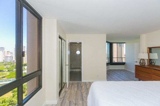 Building Photo - Canterbury Place - Fully renovated with hi...