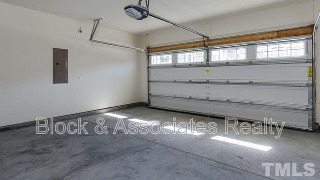 Building Photo - 213 Begen St