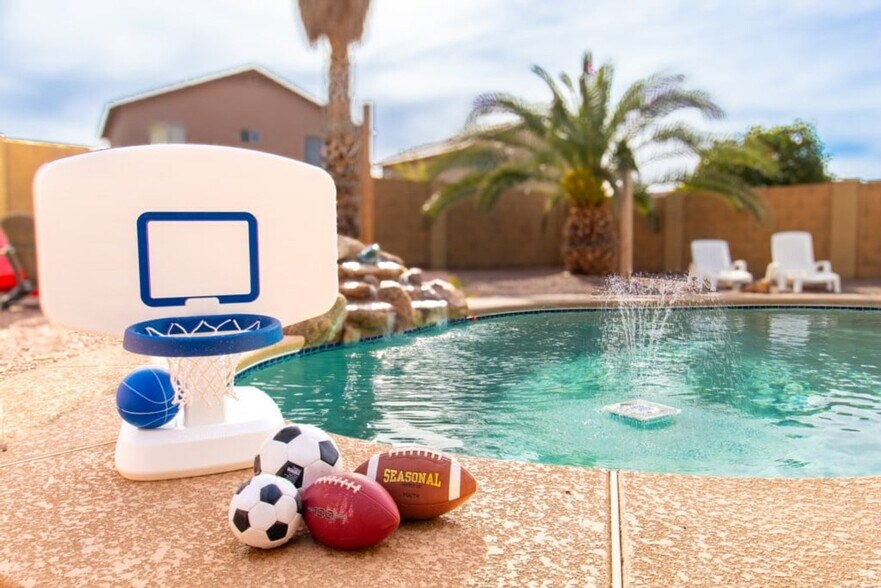 Building Photo - 1387 E 10th Pl