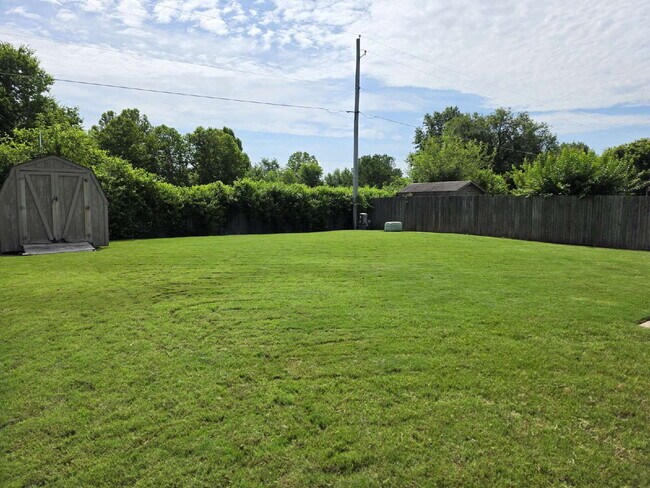 Building Photo - "Charming 3-Bedroom Gem with 2 Full Baths ...