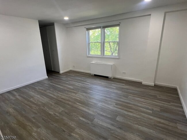 Building Photo - 39 E 39th St