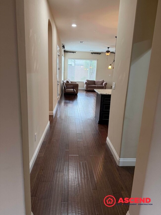 Building Photo - Stunning 4 bedroom + office in Seven Oaks!