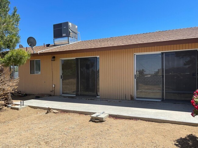 Building Photo - Fresh Paint and New Carpet with Sky Harbor...