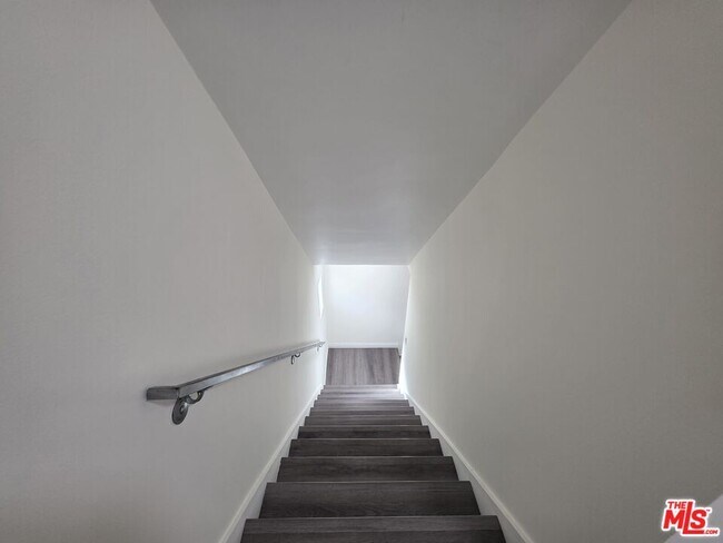 Building Photo - 517 N Francisca Ave