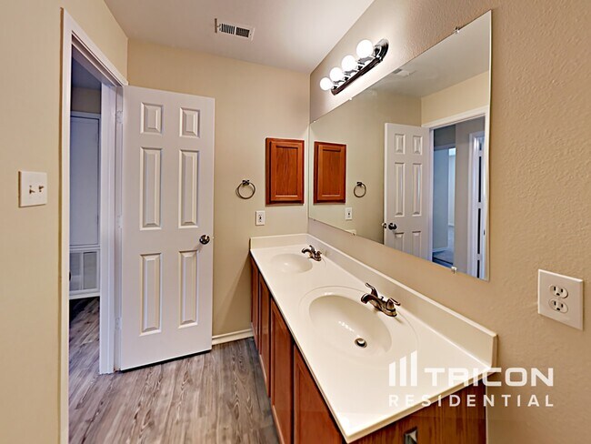 Building Photo - 1027 Creek Knoll