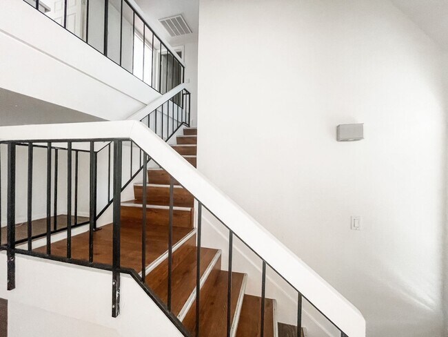 Building Photo - 5 bed/3 bath home in the heart of Spring Valley!