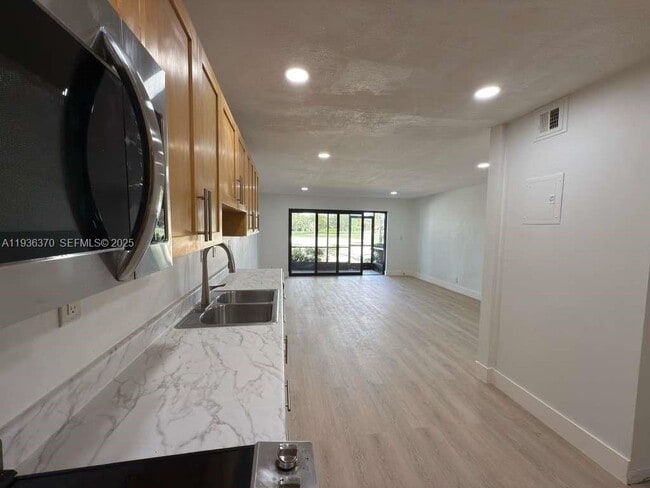 Building Photo - 9001 Jacaranda Ln