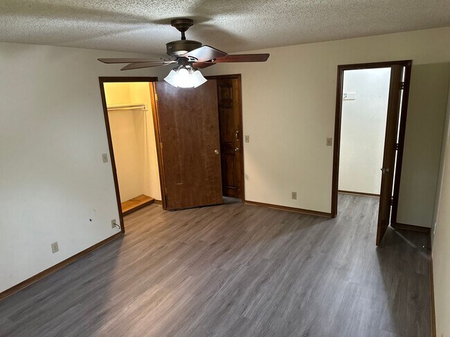 Building Photo - Available 7/1!  Spacious 3 Bedroom, 2 Full Bathroom Rogers Home in Quiet Neighborhood