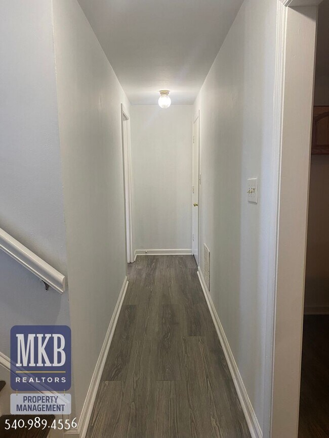 Building Photo - 4 Bedrooms, 2.5 Baths, Split Foyer, Locate...