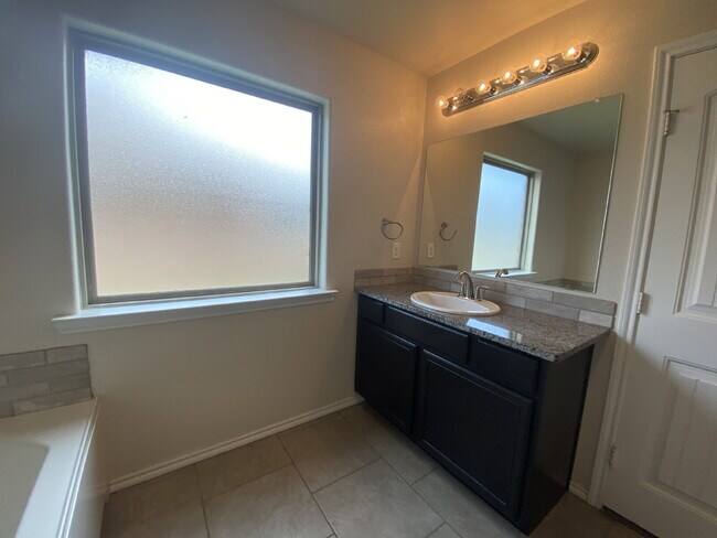 Building Photo - 4 bedroom, 2 bath in Quincy Park!