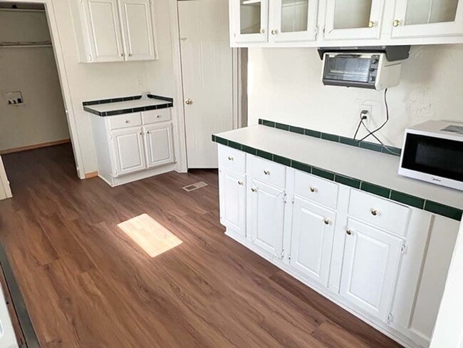 Building Photo - Great 4 Bdrm 2 Bath Manufactured Home in R...