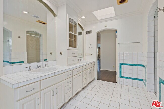 Building Photo - 139 S Anita Ave