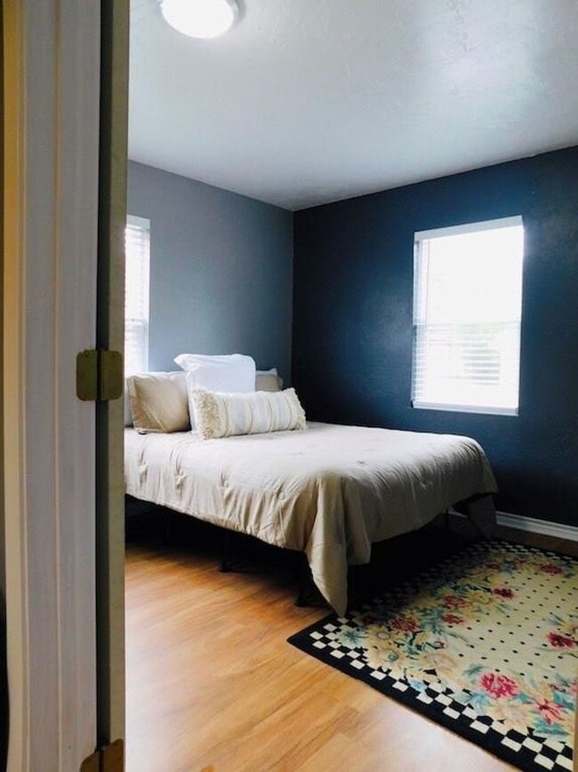 Building Photo - 2/1 - Pet Friendly Near TSU