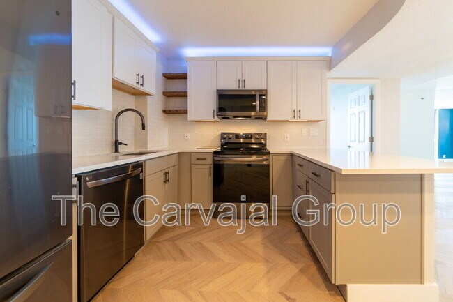 Building Photo - 400 E Colonial Dr