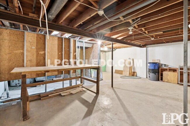 Building Photo - 3145 Sherbrooke Rd
