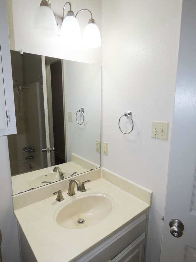 Building Photo - Whitehouse ISD! Beautifully Updated 3 Bedr...