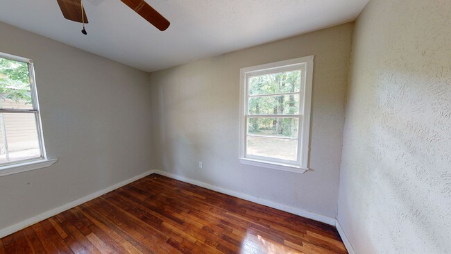 Building Photo - This 3 bed /2 bath in the Broadmoor Commun...