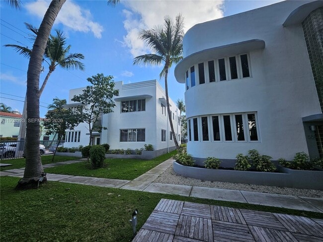 Building Photo - 557 Michigan Ave