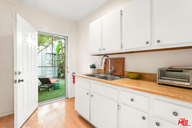 Building Photo - 1147 Wilcox Pl