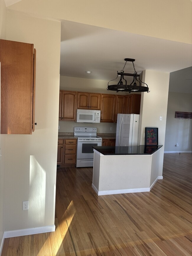 Building Photo - 477 Probart St