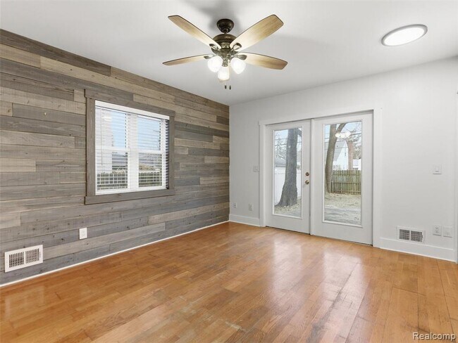 Building Photo - 335 E Elza Ave