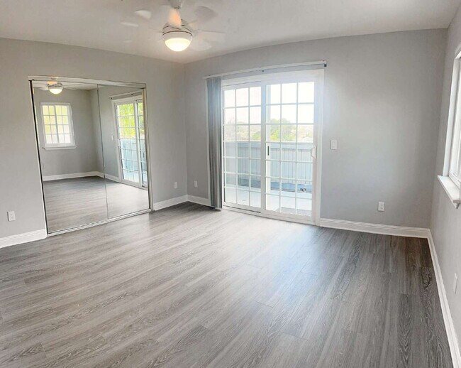 Building Photo - La Mesa Four-Plex Townhouse with Decks & G...