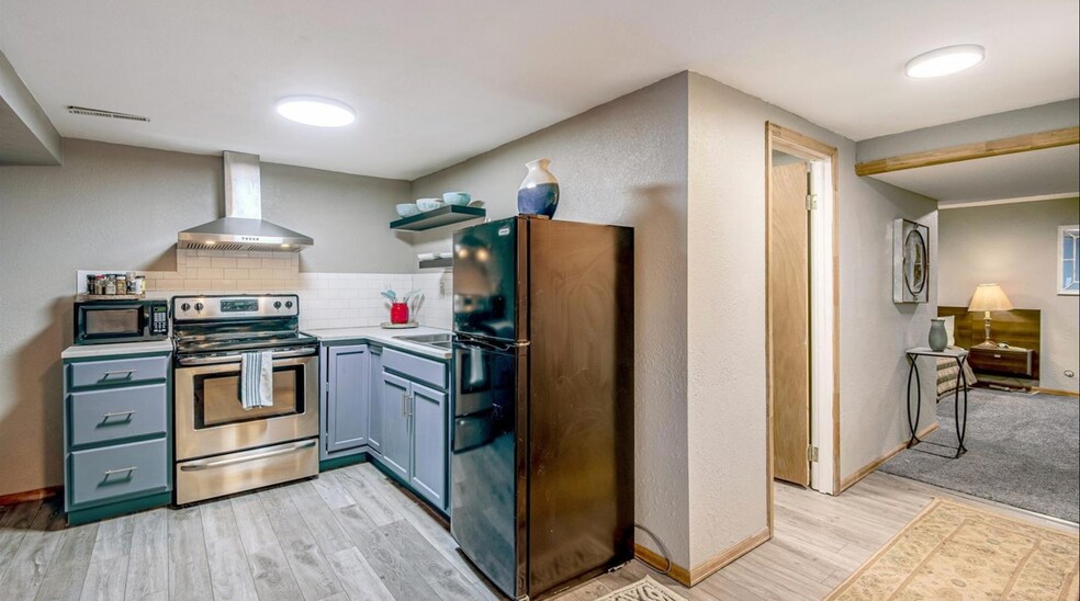 Building Photo - 8261 W Portland Ave