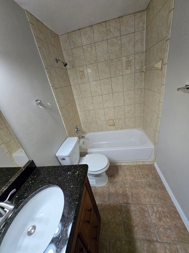Building Photo - 2 Bedroom 2 Bath Condo