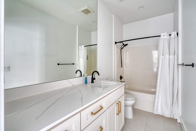 Building Photo - 4980 N Vancouver Ave