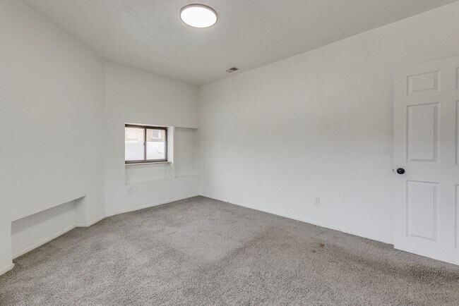 Building Photo - 600 E Warrington Ave