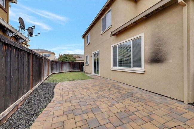 Building Photo - 566 Del Mar Cir