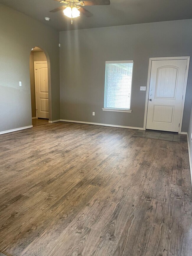 Building Photo - 3 bed 2 bath - Frenship ISD