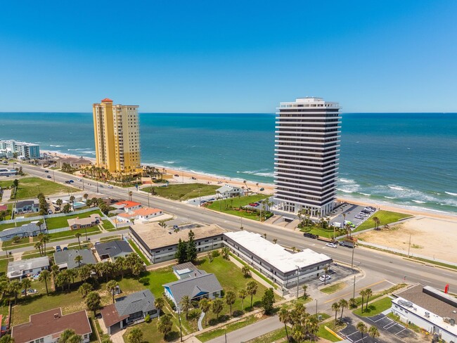 Building Photo - 2/2 Condo In Daytona Beach