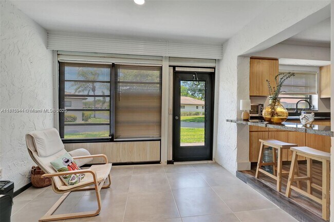 Building Photo - 4764 Greentree Crescent