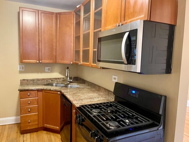 Building Photo - 6318 N Mozart St
