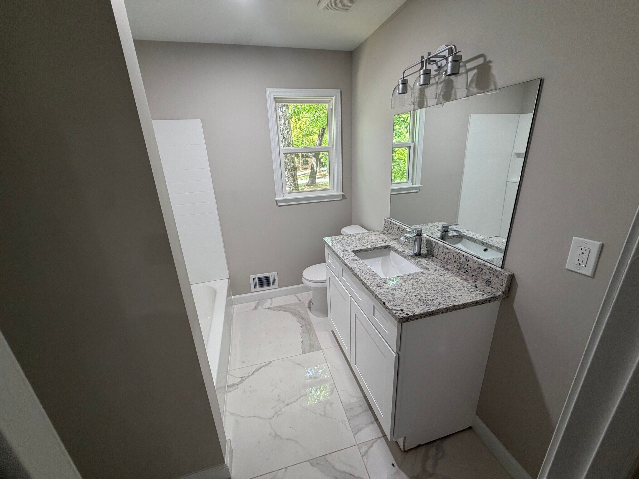 Building Photo - Room in House on Heritage Hills Cir